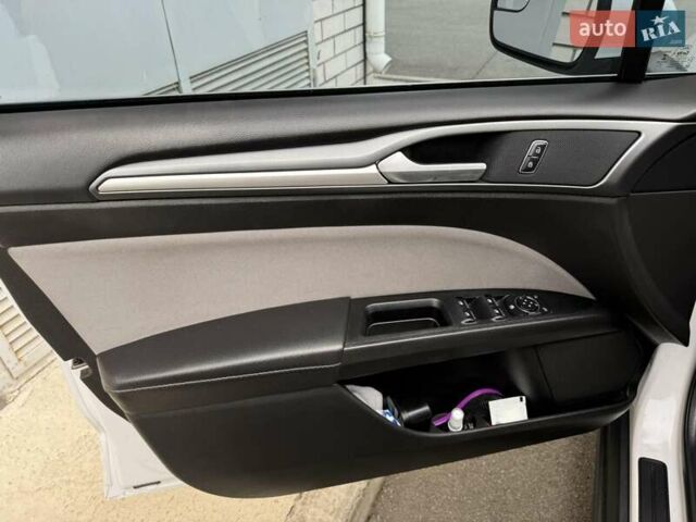 Белый Форд Фьюжн, объемом двигателя 2.4 л и пробегом 190 тыс. км за 10500 $, фото 9 на Automoto.ua