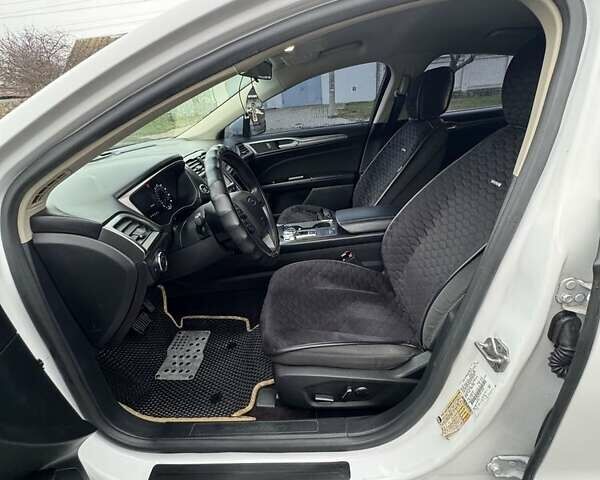 Білий Форд Фьюжен, об'ємом двигуна 2.5 л та пробігом 70 тис. км за 12500 $, фото 4 на Automoto.ua