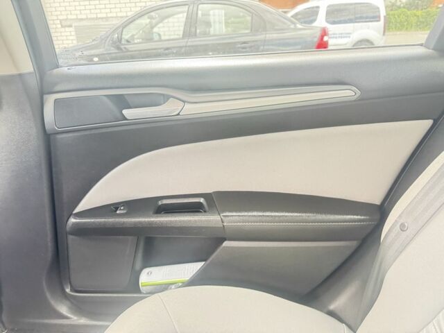 Белый Форд Фьюжн, объемом двигателя 2.5 л и пробегом 190 тыс. км за 9500 $, фото 7 на Automoto.ua