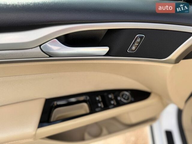 Білий Форд Фьюжен, об'ємом двигуна 2.49 л та пробігом 230 тис. км за 8800 $, фото 8 на Automoto.ua