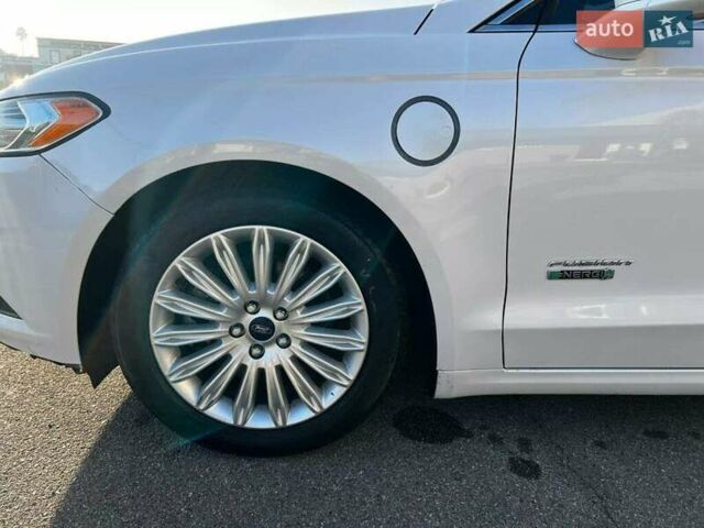 Белый Форд Фьюжн, объемом двигателя 2 л и пробегом 188 тыс. км за 2900 $, фото 3 на Automoto.ua