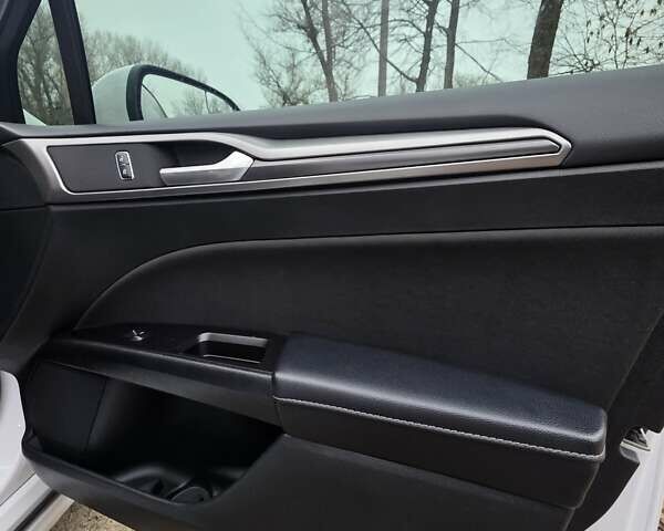 Білий Форд Фьюжен, об'ємом двигуна 2.49 л та пробігом 65 тис. км за 15500 $, фото 20 на Automoto.ua