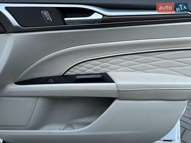 Білий Форд Фьюжен, об'ємом двигуна 2 л та пробігом 120 тис. км за 15440 $, фото 13 на Automoto.ua