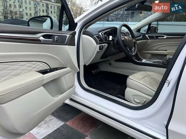 Білий Форд Фьюжен, об'ємом двигуна 2 л та пробігом 126 тис. км за 11500 $, фото 6 на Automoto.ua