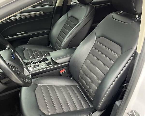 Белый Форд Фьюжн, объемом двигателя 2 л и пробегом 133 тыс. км за 15000 $, фото 17 на Automoto.ua