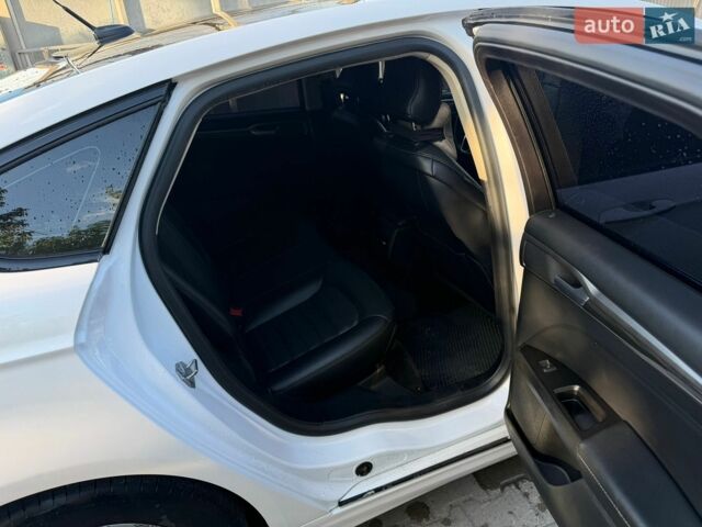 Білий Форд Фьюжен, об'ємом двигуна 2 л та пробігом 189 тис. км за 14500 $, фото 17 на Automoto.ua