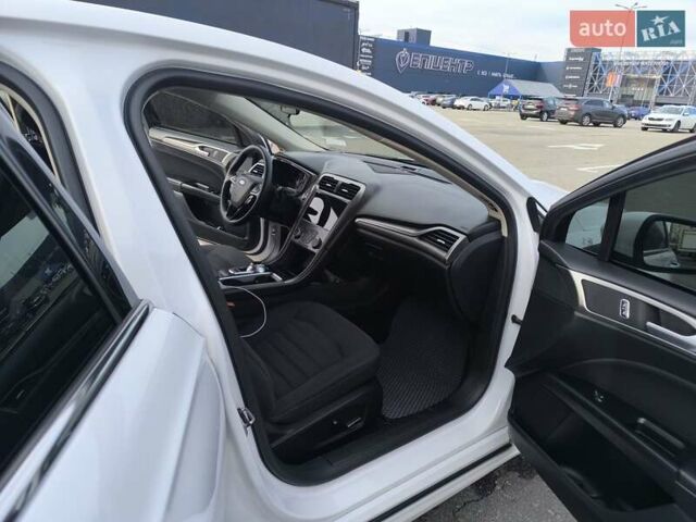 Білий Форд Фьюжен, об'ємом двигуна 2 л та пробігом 205 тис. км за 12900 $, фото 5 на Automoto.ua