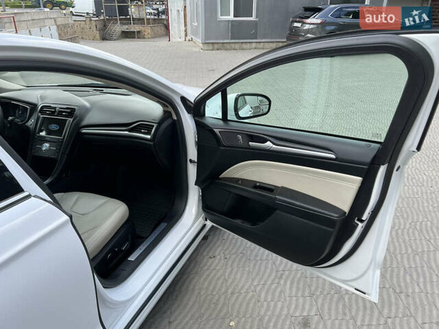 Білий Форд Фьюжен, об'ємом двигуна 2 л та пробігом 183 тис. км за 14500 $, фото 17 на Automoto.ua