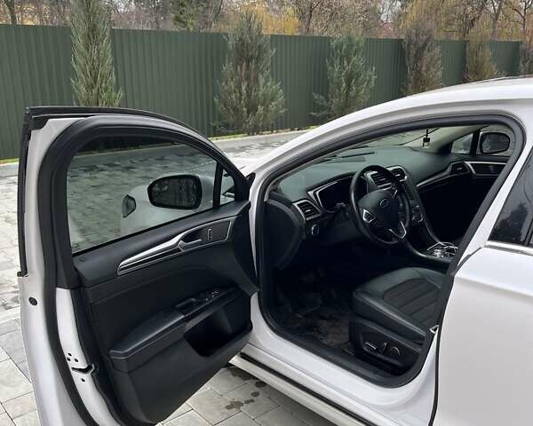 Белый Форд Фьюжн, объемом двигателя 2 л и пробегом 133 тыс. км за 15000 $, фото 10 на Automoto.ua