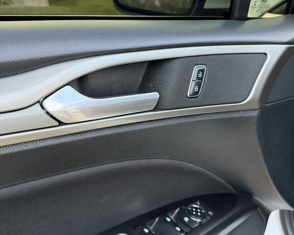 Білий Форд Фьюжен, об'ємом двигуна 2 л та пробігом 175 тис. км за 12500 $, фото 20 на Automoto.ua