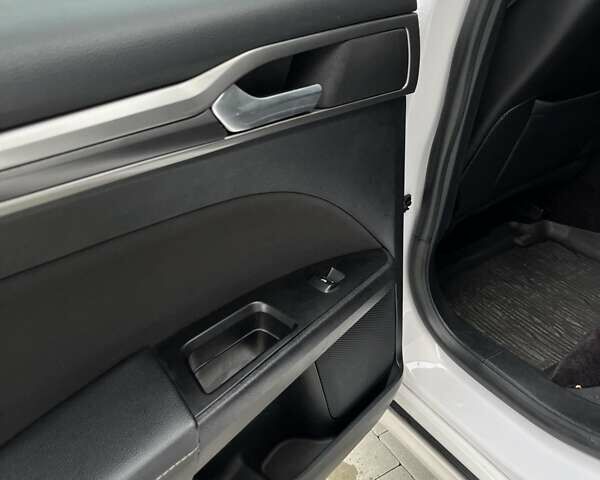 Белый Форд Фьюжн, объемом двигателя 2 л и пробегом 133 тыс. км за 15000 $, фото 19 на Automoto.ua