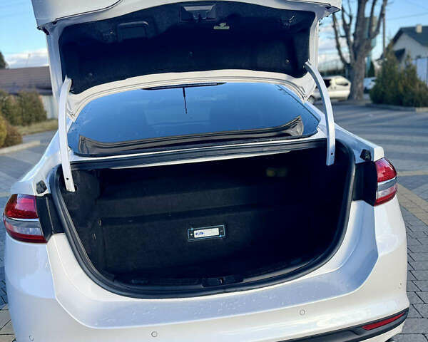 Белый Форд Фьюжн, объемом двигателя 2 л и пробегом 110 тыс. км за 14000 $, фото 17 на Automoto.ua