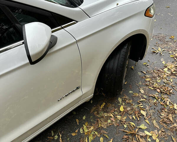 Білий Форд Фьюжен, об'ємом двигуна 2 л та пробігом 108 тис. км за 13500 $, фото 2 на Automoto.ua