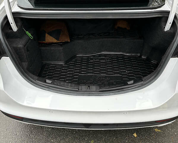 Білий Форд Фьюжен, об'ємом двигуна 2 л та пробігом 108 тис. км за 13500 $, фото 9 на Automoto.ua