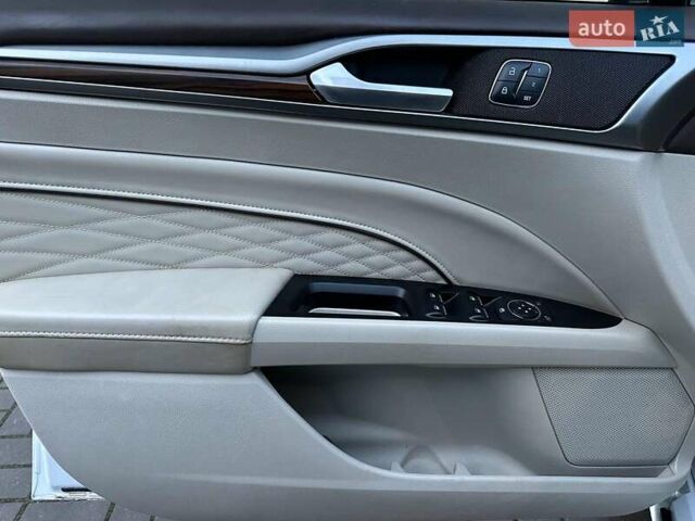 Білий Форд Фьюжен, об'ємом двигуна 2 л та пробігом 120 тис. км за 15440 $, фото 19 на Automoto.ua