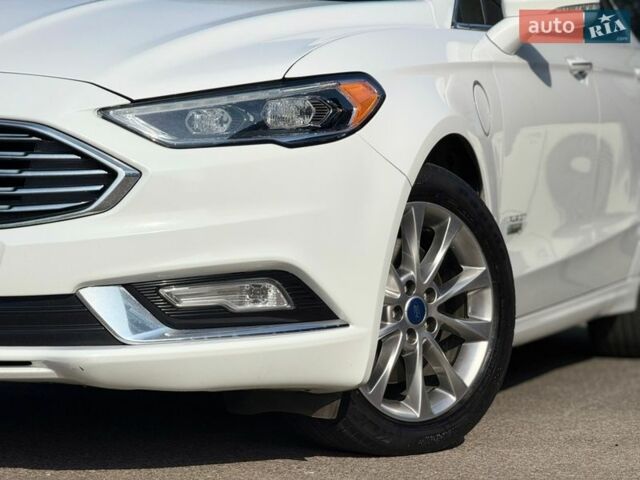 Белый Форд Фьюжн, объемом двигателя 2 л и пробегом 182 тыс. км за 15650 $, фото 2 на Automoto.ua