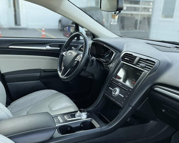 Белый Форд Фьюжн, объемом двигателя 2 л и пробегом 106 тыс. км за 16000 $, фото 7 на Automoto.ua