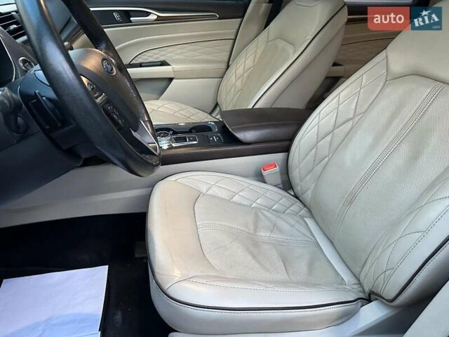 Білий Форд Фьюжен, об'ємом двигуна 2 л та пробігом 120 тис. км за 15440 $, фото 20 на Automoto.ua