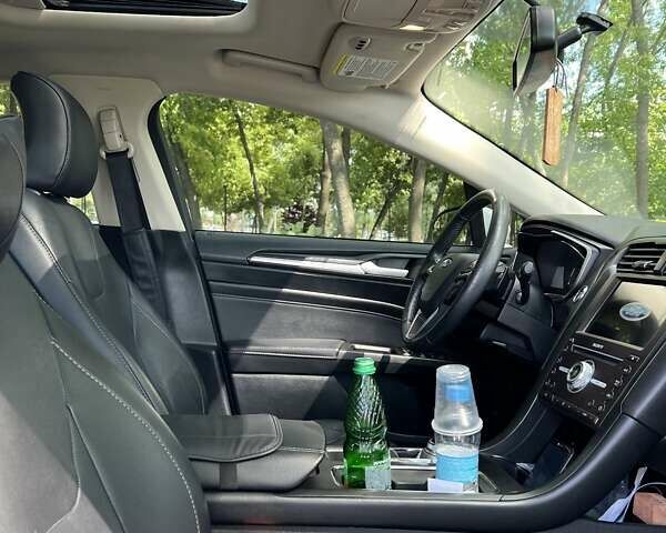 Білий Форд Фьюжен, об'ємом двигуна 2 л та пробігом 111 тис. км за 16000 $, фото 57 на Automoto.ua