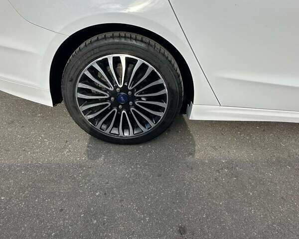 Білий Форд Фьюжен, об'ємом двигуна 2 л та пробігом 87 тис. км за 14500 $, фото 33 на Automoto.ua