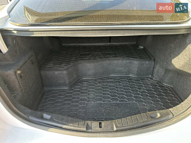 Білий Форд Фьюжен, об'ємом двигуна 2 л та пробігом 62 тис. км за 15500 $, фото 4 на Automoto.ua