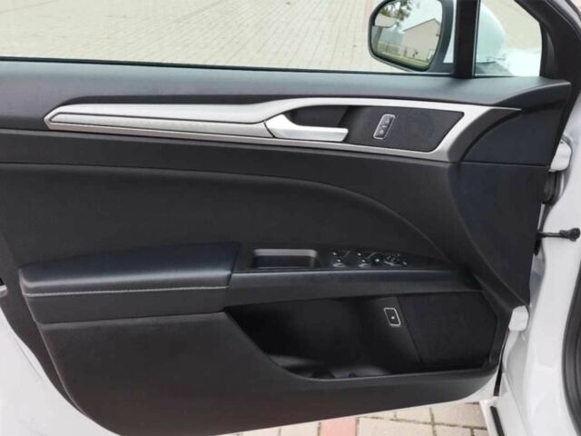 Білий Форд Фьюжен, об'ємом двигуна 2 л та пробігом 125 тис. км за 10600 $, фото 6 на Automoto.ua