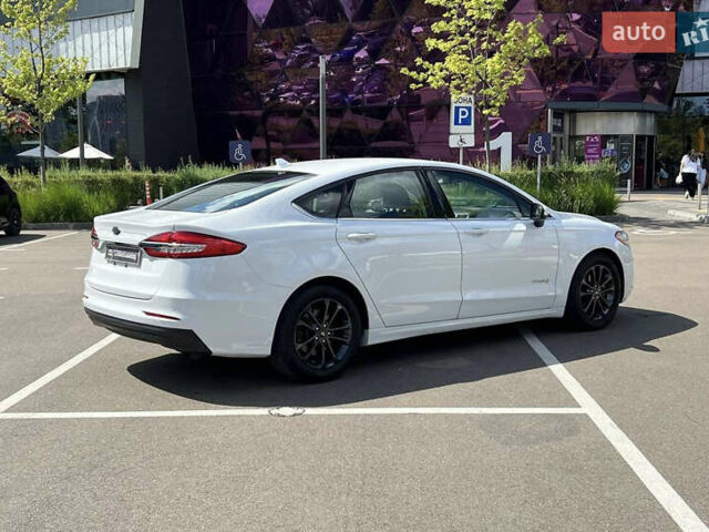 Білий Форд Фьюжен, об'ємом двигуна 2 л та пробігом 180 тис. км за 15750 $, фото 2 на Automoto.ua