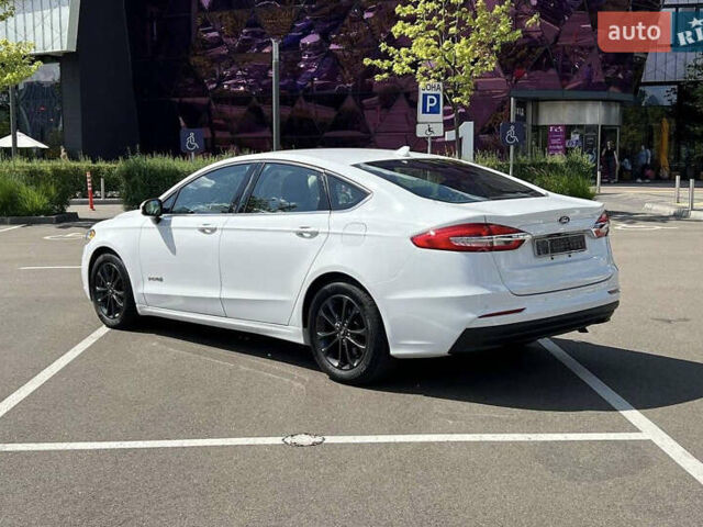 Білий Форд Фьюжен, об'ємом двигуна 2 л та пробігом 180 тис. км за 15750 $, фото 1 на Automoto.ua