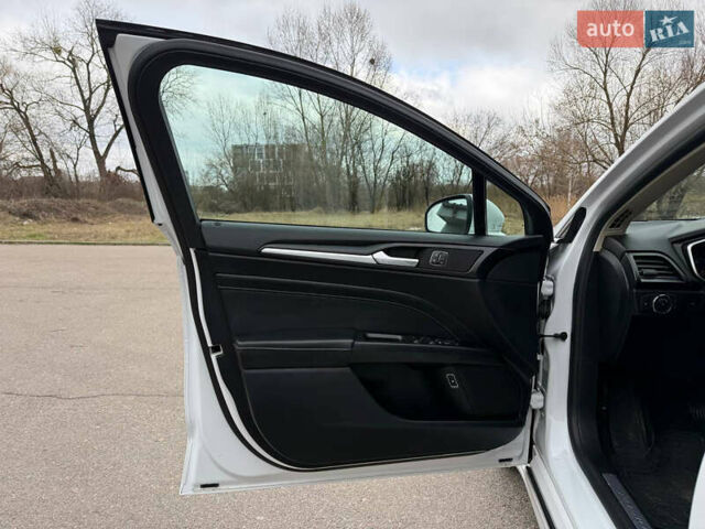 Белый Форд Фьюжн, объемом двигателя 2 л и пробегом 134 тыс. км за 16900 $, фото 15 на Automoto.ua