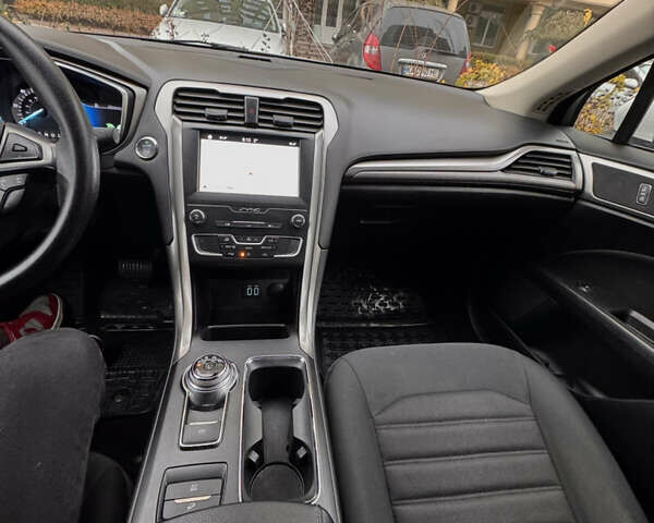 Білий Форд Фьюжен, об'ємом двигуна 2 л та пробігом 68 тис. км за 17200 $, фото 30 на Automoto.ua