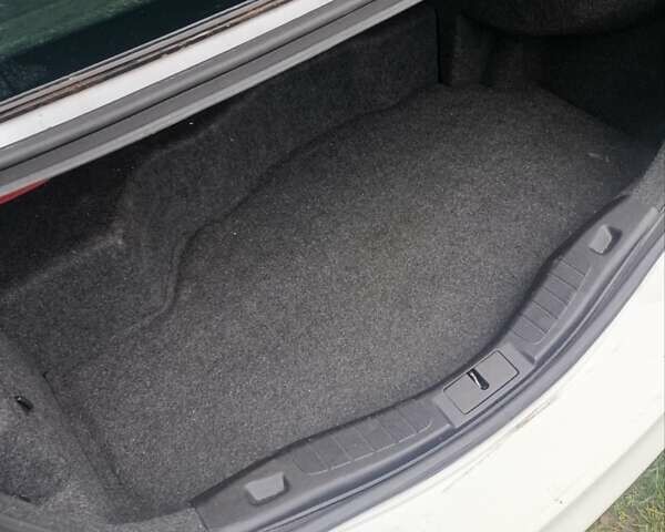 Білий Форд Фьюжен, об'ємом двигуна 2 л та пробігом 130 тис. км за 16850 $, фото 7 на Automoto.ua