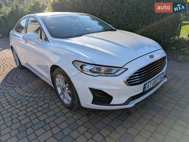 Білий Форд Фьюжен, об'ємом двигуна 2 л та пробігом 136 тис. км за 16300 $, фото 1 на Automoto.ua