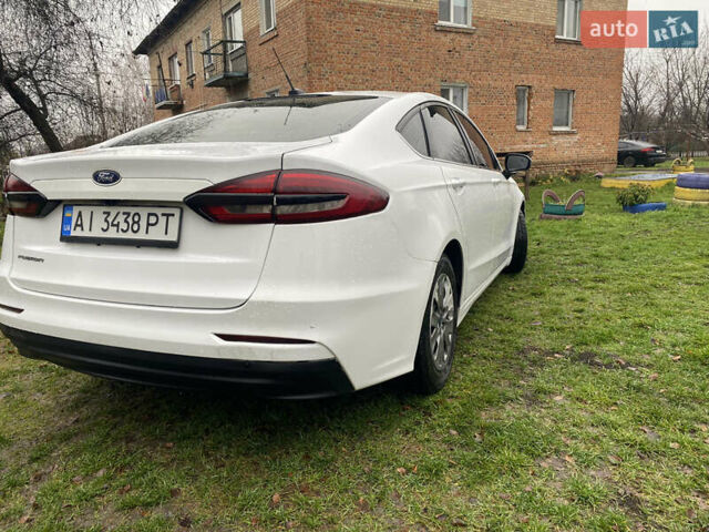 Белый Форд Фьюжн, объемом двигателя 2.49 л и пробегом 241 тыс. км за 13500 $, фото 2 на Automoto.ua