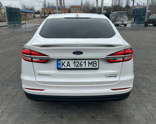 Білий Форд Фьюжен, об'ємом двигуна 2 л та пробігом 145 тис. км за 16300 $, фото 4 на Automoto.ua