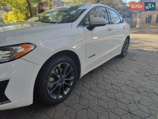 Білий Форд Фьюжен, об'ємом двигуна 2 л та пробігом 115 тис. км за 17500 $, фото 5 на Automoto.ua