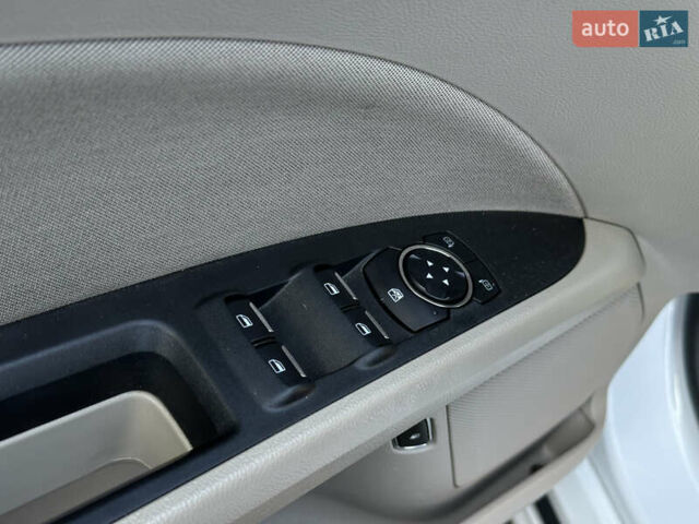 Белый Форд Фьюжн, объемом двигателя 2 л и пробегом 147 тыс. км за 16500 $, фото 42 на Automoto.ua