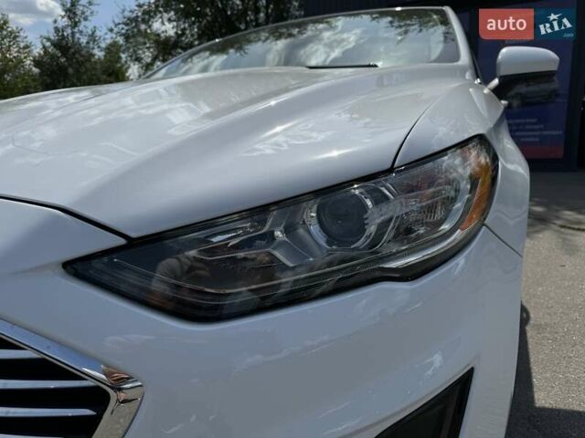 Білий Форд Фьюжен, об'ємом двигуна 2 л та пробігом 129 тис. км за 14900 $, фото 2 на Automoto.ua