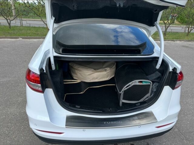 Білий Форд Фьюжен, об'ємом двигуна 2 л та пробігом 111 тис. км за 16700 $, фото 12 на Automoto.ua