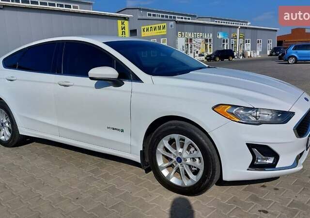 Белый Форд Фьюжн, объемом двигателя 2 л и пробегом 147 тыс. км за 18700 $, фото 1 на Automoto.ua