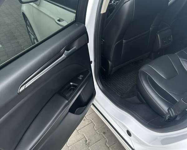 Білий Форд Фьюжен, об'ємом двигуна 2 л та пробігом 145 тис. км за 16300 $, фото 9 на Automoto.ua