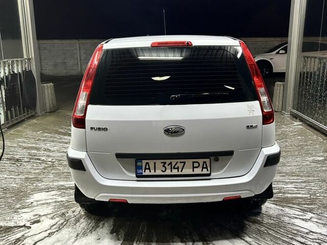 Белый Форд Фьюжн, объемом двигателя 1.4 л и пробегом 247 тыс. км за 5900 $, фото 2 на Automoto.ua