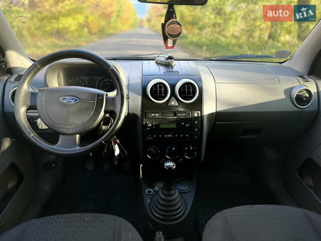 Форд Фьюжен 2002 у Хмельницькому на Automoto.ua Чорний Форд Фьюжен, об'ємом двигуна 1.6 л та пробігом 207 тис. км за 4200 $, фото 7 на Automoto.ua