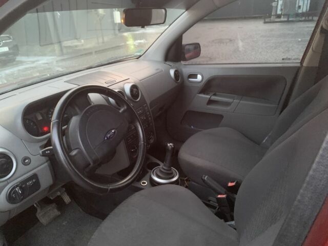 Красный Форд Фьюжн, объемом двигателя 1.4 л и пробегом 280 тыс. км за 3800 $, фото 4 на Automoto.ua