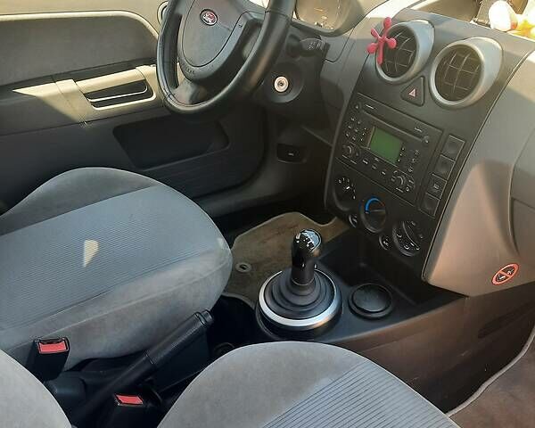 Красный Форд Фьюжн, объемом двигателя 1.4 л и пробегом 165 тыс. км за 3900 $, фото 3 на Automoto.ua