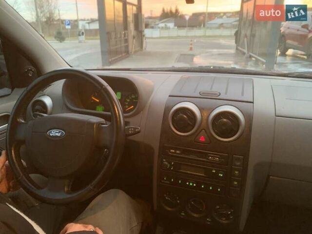 Красный Форд Фьюжн, объемом двигателя 1.39 л и пробегом 282 тыс. км за 3800 $, фото 4 на Automoto.ua