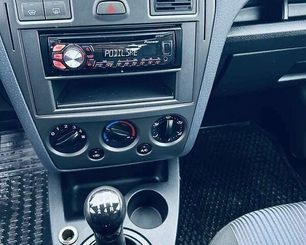 Червоний Форд Фьюжен, об'ємом двигуна 1.4 л та пробігом 170 тис. км за 4800 $, фото 2 на Automoto.ua