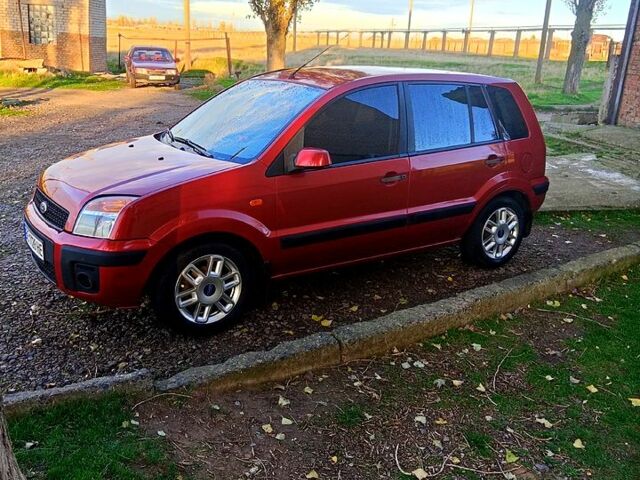 Красный Форд Фьюжн, объемом двигателя 1.4 л и пробегом 160 тыс. км за 4000 $, фото 1 на Automoto.ua