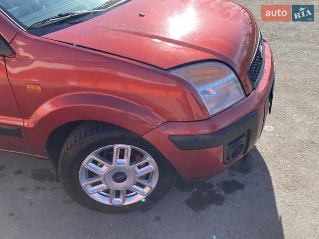 Красный Форд Фьюжн, объемом двигателя 1.4 л и пробегом 152 тыс. км за 4500 $, фото 6 на Automoto.ua