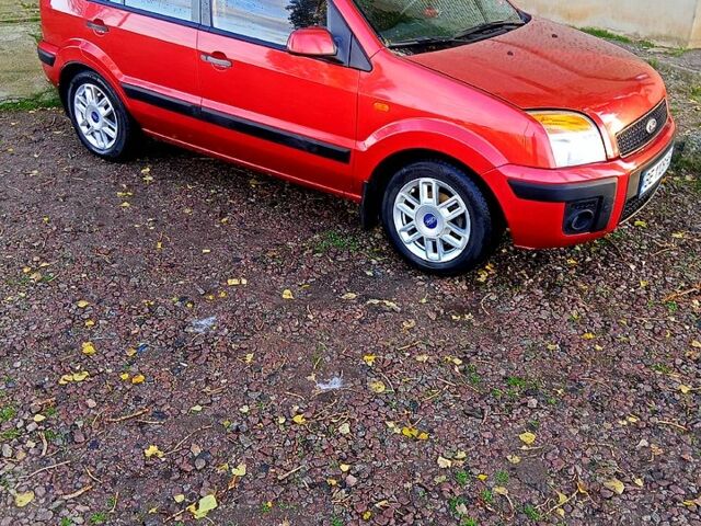 Красный Форд Фьюжн, объемом двигателя 1.4 л и пробегом 160 тыс. км за 4000 $, фото 7 на Automoto.ua