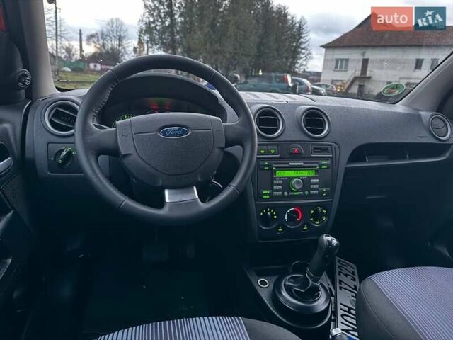 Красный Форд Фьюжн, объемом двигателя 1.4 л и пробегом 197 тыс. км за 4850 $, фото 15 на Automoto.ua